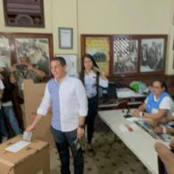 Candidato alcalde Víctor Fadul ejerce derecho al voto y llama a santiagueros a votar