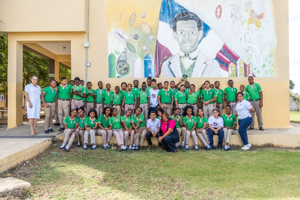 Fundación AIB impulsa la lectura en escuelas a través del niño escritor Diego Acosta