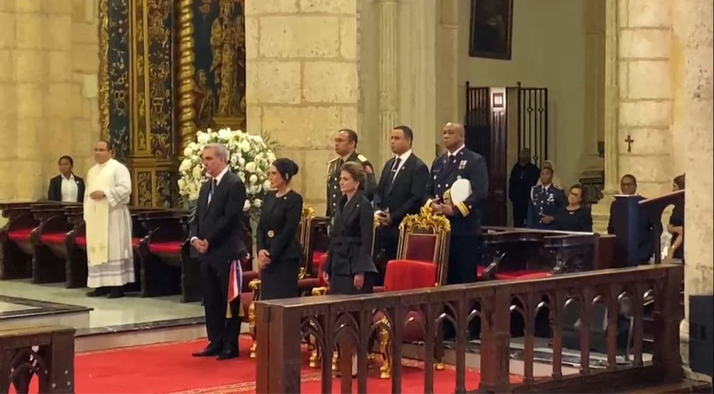 Abinader junto a la primera dama y la vicepresidenta en la misa de la Catedral