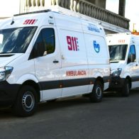 911 brinda asistencia a un accidente de tránsito entre un camión, un carro y un autobús