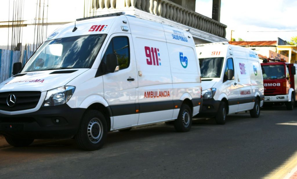 911 brinda asistencia a un accidente de tránsito entre un camión, un carro y un autobús