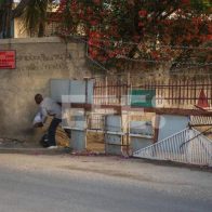 Haitianos se atrincheran tras barreras gigantescas