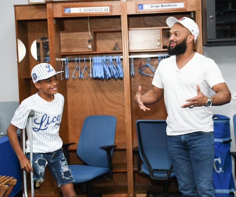 Emilio Bonifacio llena de sonrisas al niño Mayker De Jesús 10 | Noticias de hoy en República Dominicana capi1 | Noticias de hoy en De Último Minuto