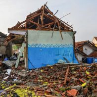 Al menos 33 heridos y más de 500 edificios dañados por potente tornado en Indonesia