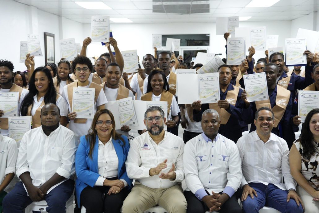 Medio Ambiente e Infotep certifican 144 guardaparques y guías ecoturísticos en Pedernales