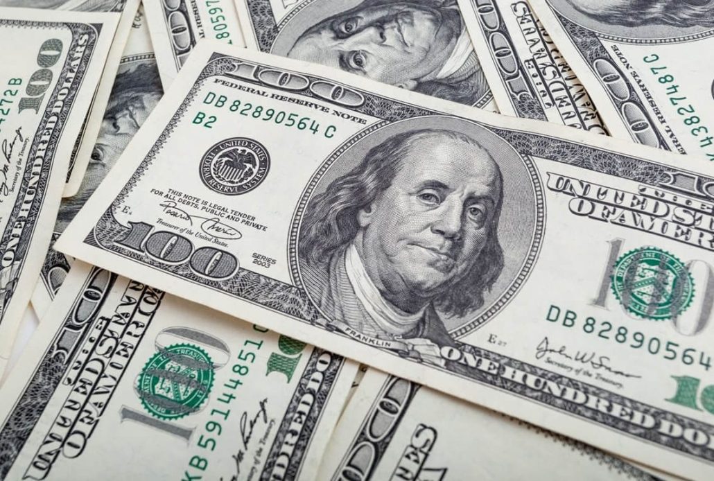 El dólar estadounidense será vendido por el Banco Central este viernes 2 de febrero a RD$59.10, mientras que la venta será en RD$57.60