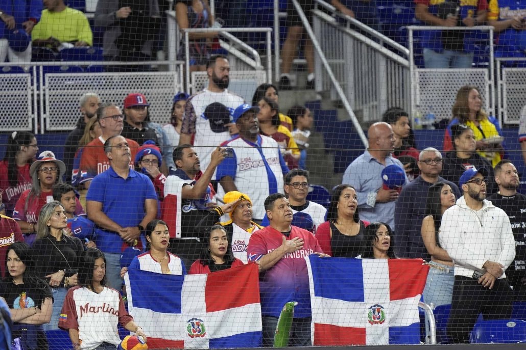 Venezolanos y dominicanos viven "la final soñada" de la Serie del Caribe en Miami