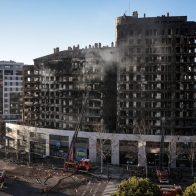 Bomberos tratan de entrar al edificio incendiado en Valencia en busca de más víctimas
