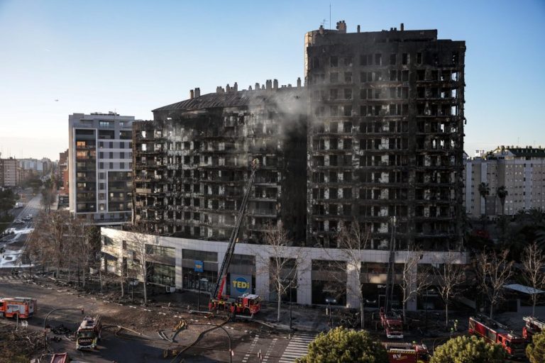 Bomberos tratan de entrar al edificio incendiado en Valencia en busca de más víctimas