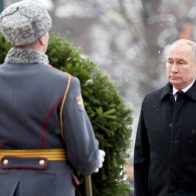 Putin rinde homenaje a los caídos en la guerra en el Día del Defensor de la Patria