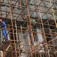 Dos trabajadores muertos y 6 desaparecidos tras caer andamio en Italia