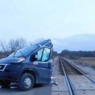 ¡Vivo de milagro! Mensajero de Amazon sobrevive a choque con un tren