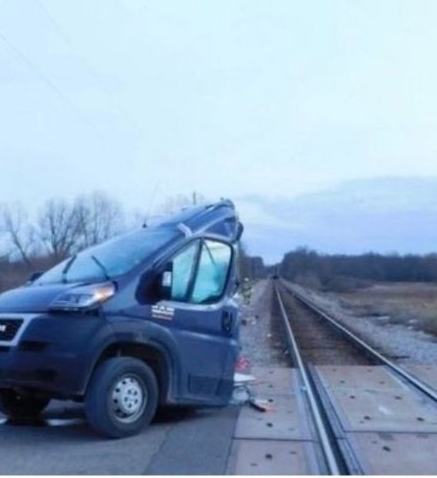 ¡Vivo de milagro! Mensajero de Amazon sobrevive a choque con un tren