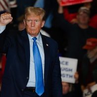 La retórica antiinmigrante de Trump no disuade a algunos latinos de votar por él