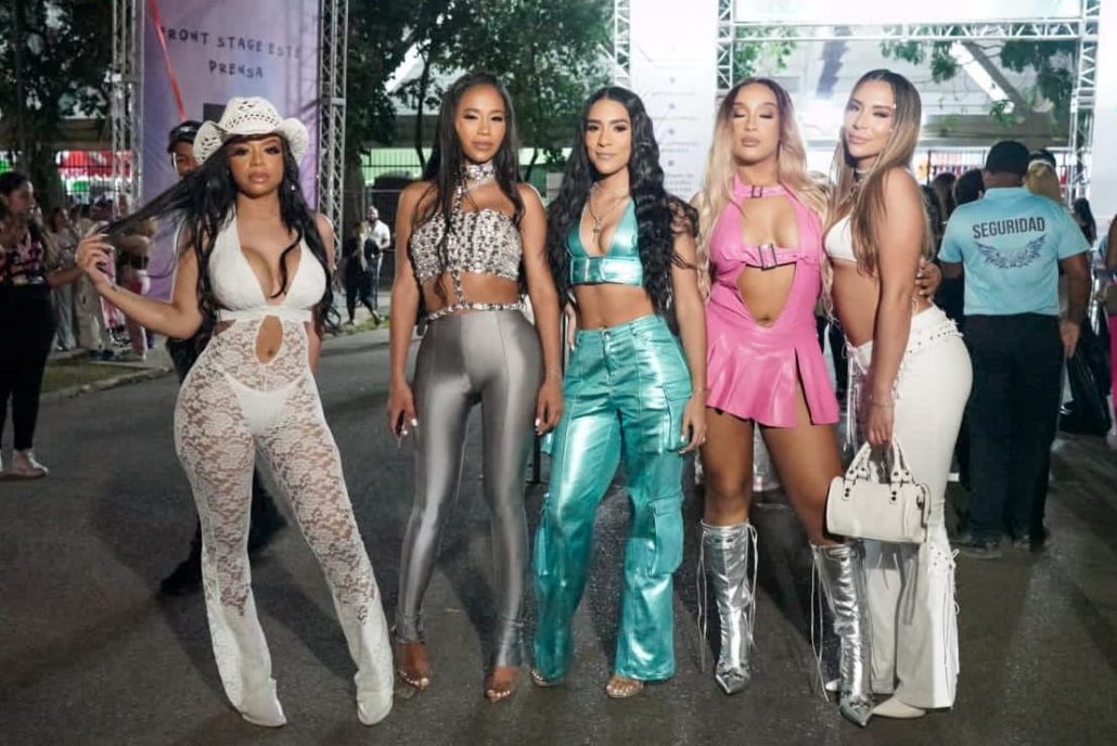 Atuendos extravagantes predominaron en segunda función del concierto de Karol G