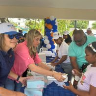 Liz Mieses hace entrega de calzados a niños de Los Prados y barrios aledaños