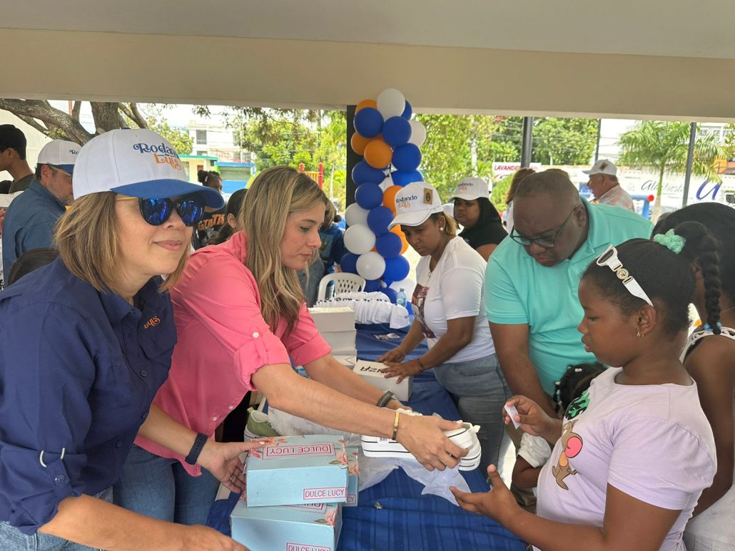 Liz Mieses hace entrega de calzados a niños de Los Prados y barrios aledaños