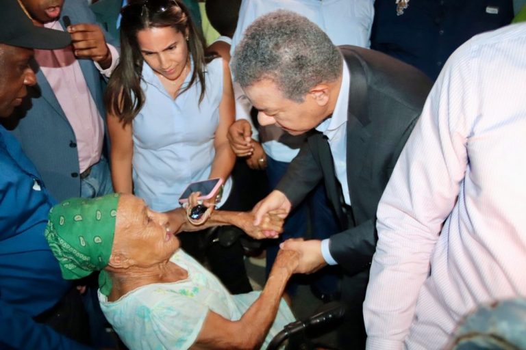 Leonel Fernández conversó con representantes de sectores económicos y comunitarios de Los Mina