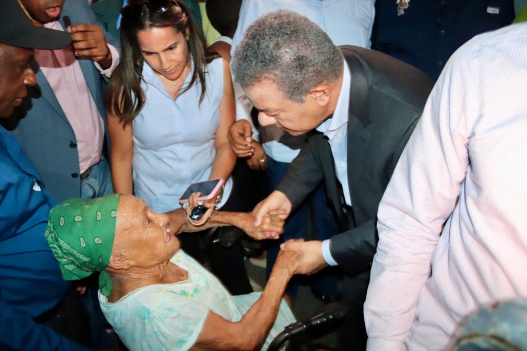 Leonel Fernández conversó con representantes de sectores económicos y comunitarios de Los Mina