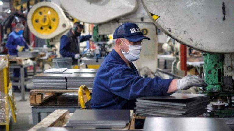 La actividad de la industria pyme de Argentina se derrumba 30% interanual en enero