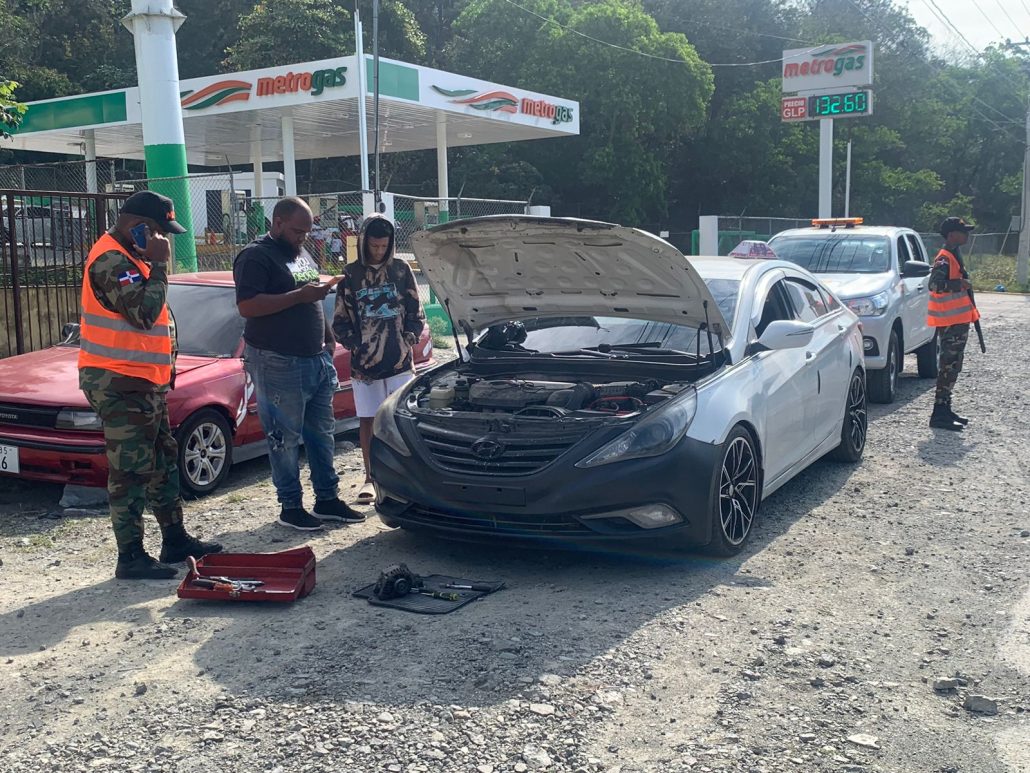 MOPC brinda asistencia en carretera de autopista Duarte a ciudadano