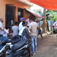 Familiares y allegados entierran uno de los jóvenes fallecidos en supuesto asalto