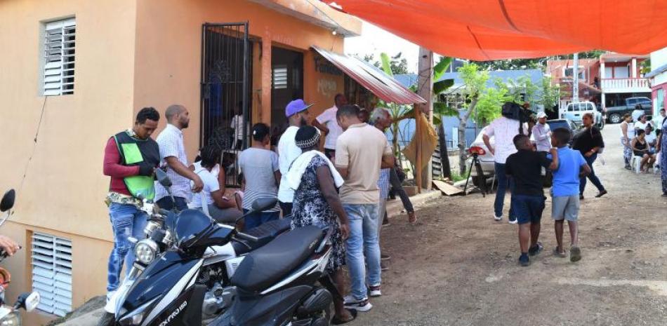 Familiares y allegados entierran uno de los jóvenes fallecidos en supuesto asalto