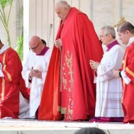 El papa dice que "el vil atentado" de Moscú es "un acto inhumano que ofende a Dios"