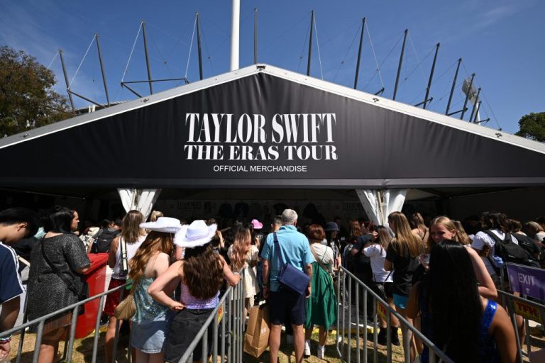 Policía descarta presentar cargos contra padre de Taylor Swift por agresión