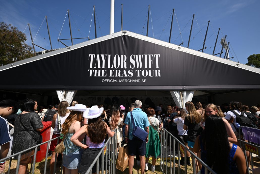 Policía descarta presentar cargos contra padre de Taylor Swift por agresión