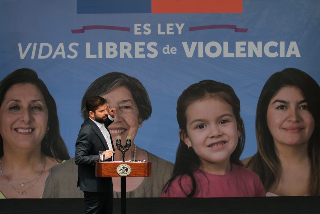 Boric pide "no manchar" a todo el cuerpo policial por detención de exjefe por corrupción