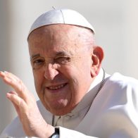 El papa lamenta que recursos para llevar el agua a todos se desvían para producir armas