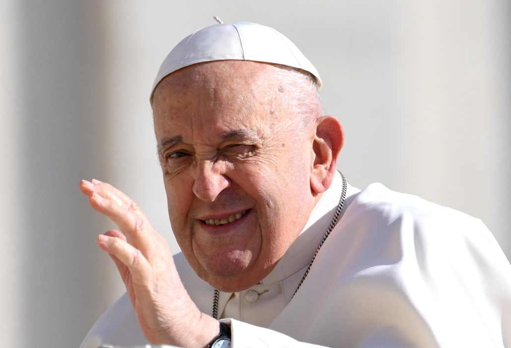 El papa lamenta que recursos para llevar el agua a todos se desvían para producir armas