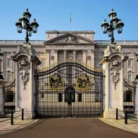 Un hombre detenido tras chocar su coche con la verja del palacio de Buckingham