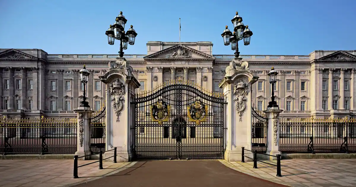 Un hombre detenido tras chocar su coche con la verja del palacio de Buckingham