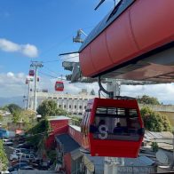 Ciudadanos asisten a transportarse gratuitamente en Teleférico de Santiago