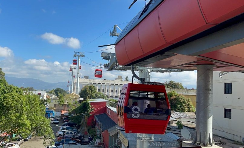 Ciudadanos asisten a transportarse gratuitamente en Teleférico de Santiago