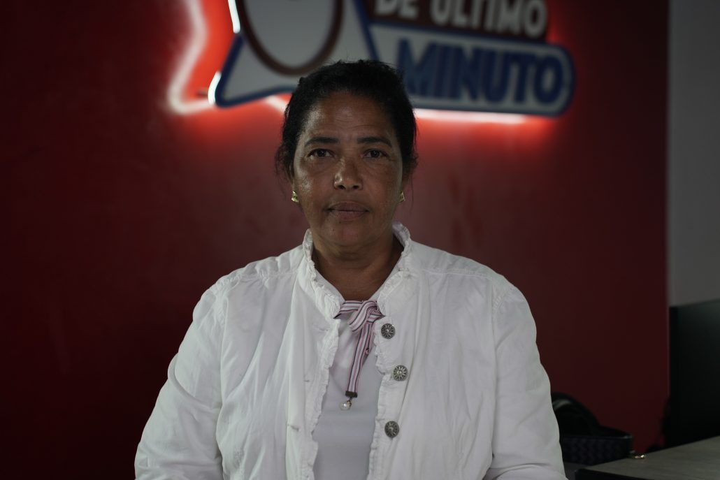 Clara Adames pide a las autoridades que el abogado Víctor Adames cumpla con su deuda económica
