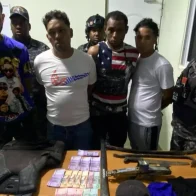 Autoridades apresan cuatro hombres y ocupan dos pistolas y pasamontañas