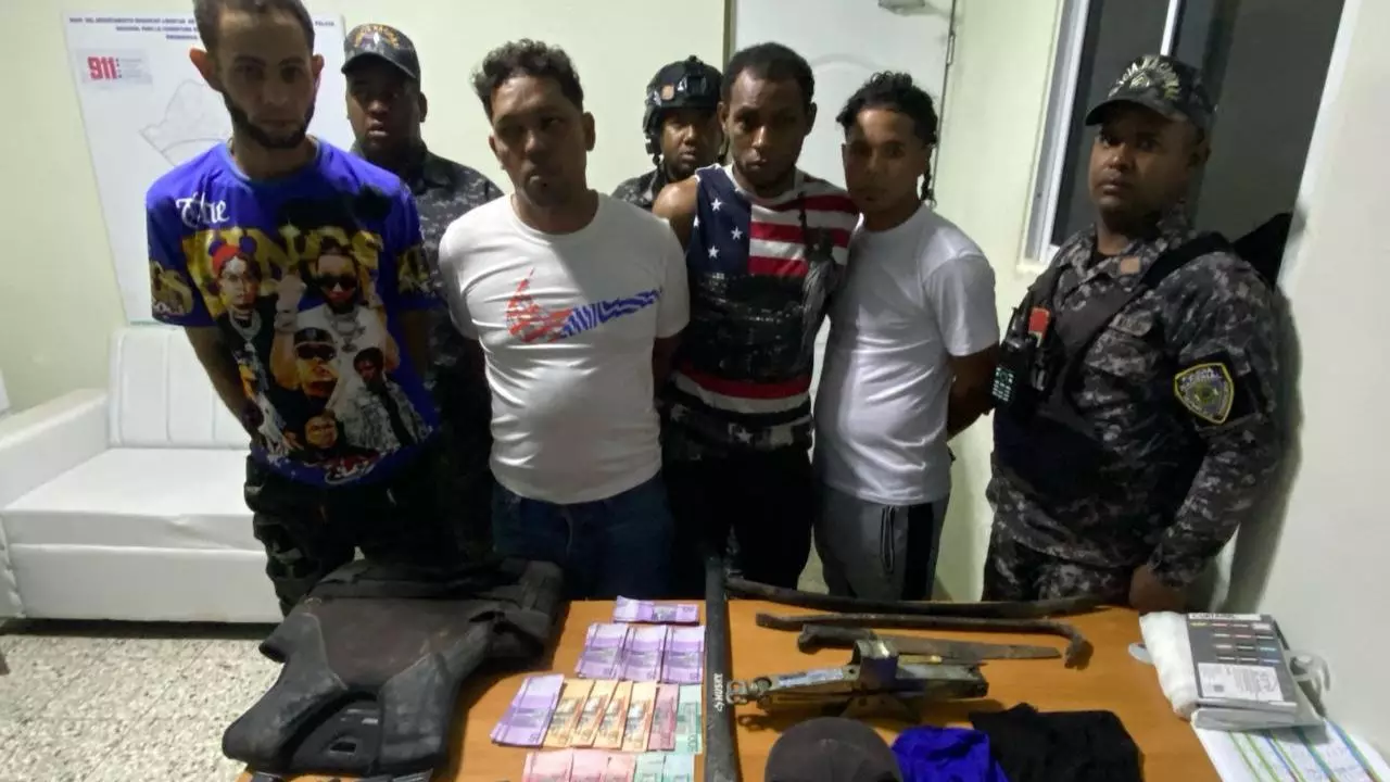 Autoridades apresan cuatro hombres y ocupan dos pistolas y pasamontañas