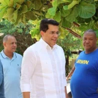 Ministro de turismo realiza recorrido por balnearios de Bahoruco