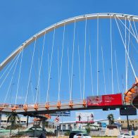 Retiran banderas con propaganda del PRM del puente peatonal en la 27 de Febrero