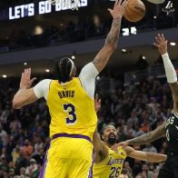 Los Lakers obran un milagro en Milwaukee