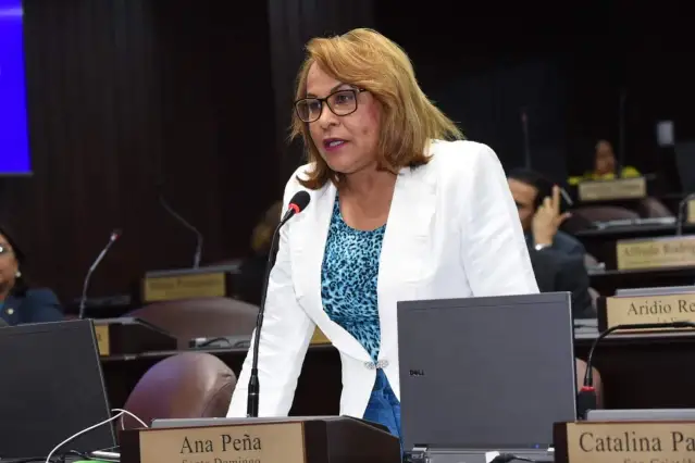Diputada Ana María Peña deplora malas condiciones de la Escuela Hermanas Mirabal, en el Café de Herrera, SDO