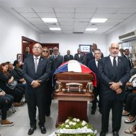 Diputados hacen guardia de honor en memoria de Julio Brito