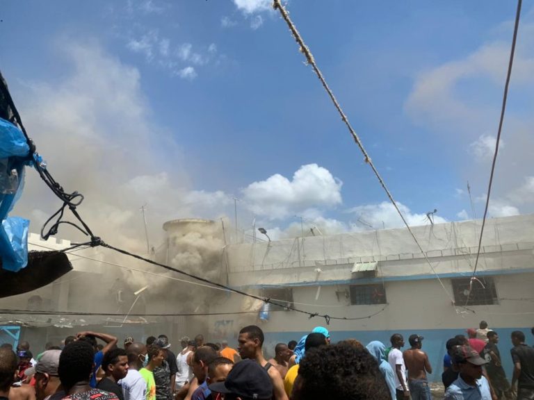 Reportan incendio en cárcel de La Victoria