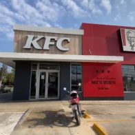 Roban caja fuerte de una sucursal de KFC y cargan con una indeterminada suma de dinero en Santiago
