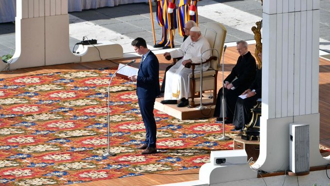 El papa no leyó la catequesis de la audiencia general: "Todavía no puedo"
