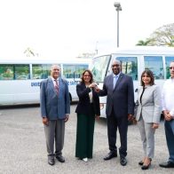 Banco BHD dona dos autobuses a la UASD para el transporte de su personal docente