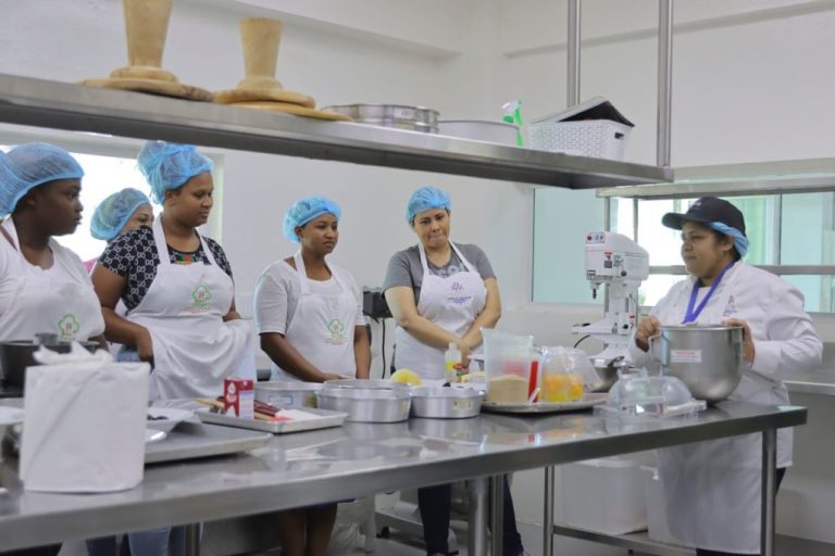 Supérate ya ha graduado a 964 mujeres; el proyecto integró a 1,500 4 | Noticias de hoy en República Dominicana WhatsApp Image 2024 03 08 at 3.50.24 PM | Noticias de hoy en De Último Minuto